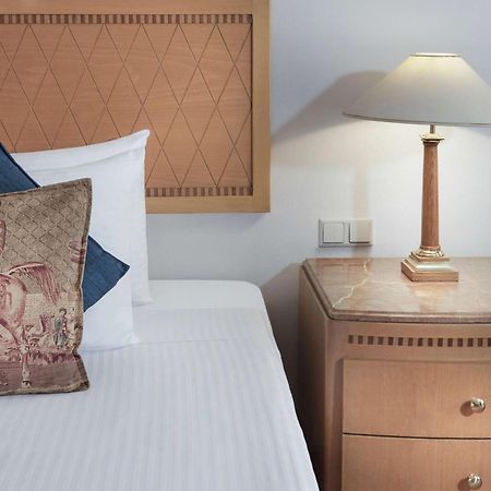 สไตเกนเบร์เกอร์ ไนล์ พาเลซ Hotel ลักซอร์ ภายนอก รูปภาพ A bedside table