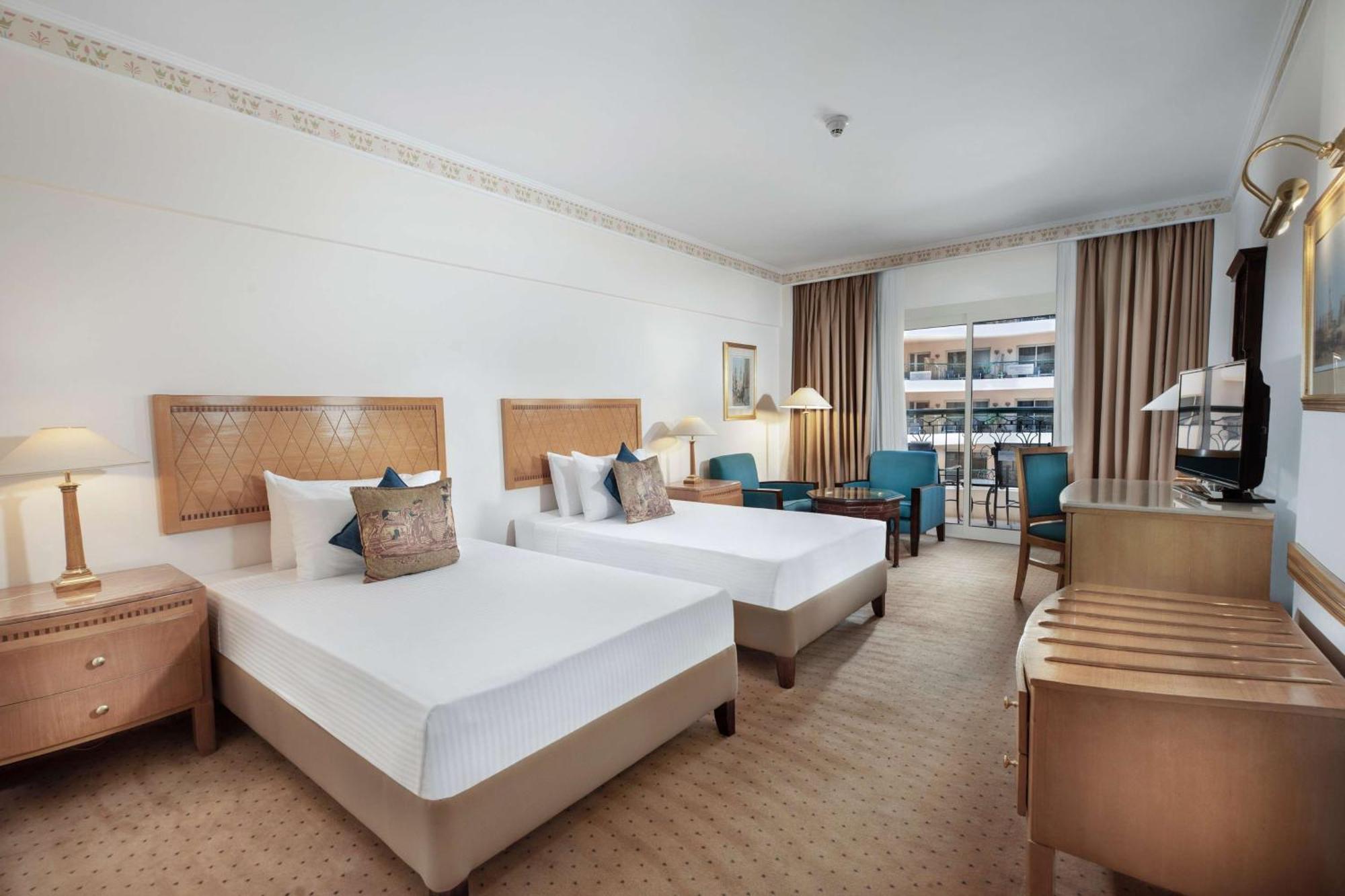 สไตเกนเบร์เกอร์ ไนล์ พาเลซ Hotel ลักซอร์ ภายนอก รูปภาพ A room at the Hilton Athens