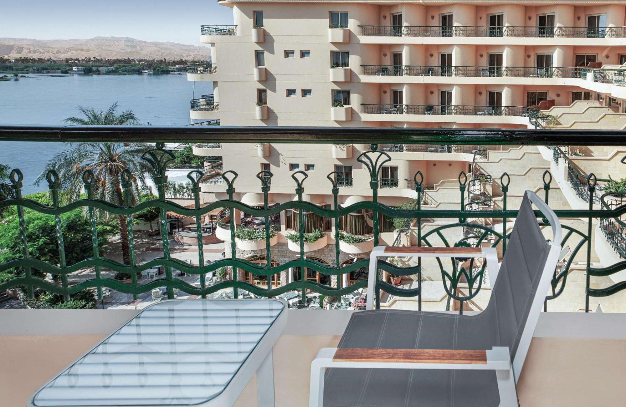 สไตเกนเบร์เกอร์ ไนล์ พาเลซ Hotel ลักซอร์ ภายนอก รูปภาพ Balcony of a hotel room